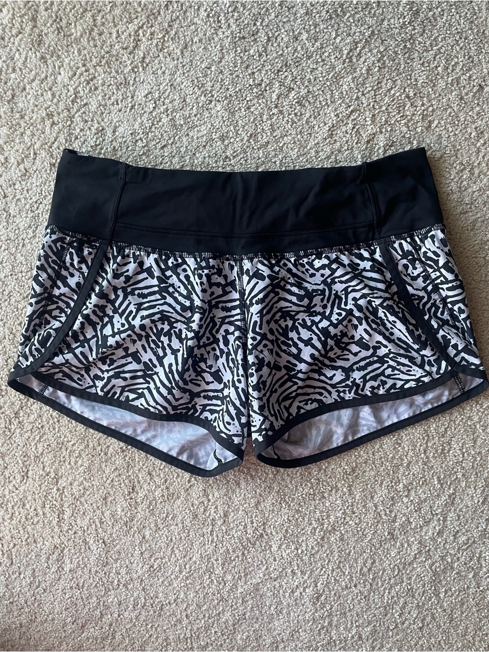 Lululemon Black White Patterned Women's Swift Shorts Women Size 6 Running Gym